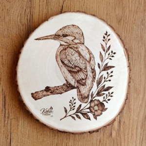 Eisvogel auf Paulowniaholz